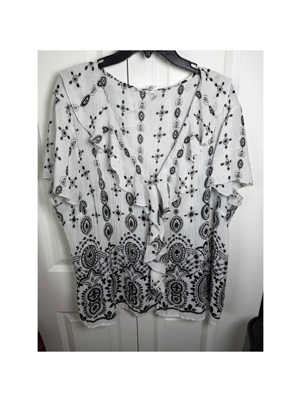Dressbarn Blouse 2X White Black Ruffle V-Neck